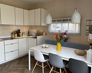 Eettafel en keuken in Sinne vakantiewoning in Midsland Noord Terschelling.