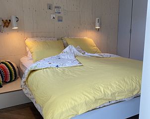 Detail van beddengoed in slaapkamer van Sinne vakantiehuis Midsland Noord Terschelling.