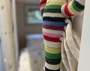 Moderne badkamer met wastafel in Sinne vakantiewoning Midsland Noord Terschelling.