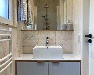 Inloopdouche in badkamer van Sinne vakantiehuis Midsland Noord Terschelling.