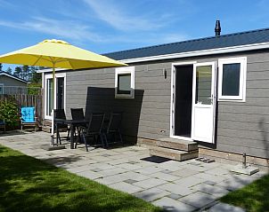 Zonnig terras van 't Snitserleven Chalet, vakantieverblijf in Midsland Noord, Terschelling.