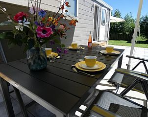 Buiten dineren bij 't Snitserleven Chalet, chalet op Terschelling in Midsland Noord.