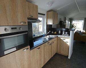 Moderne keuken in 't Snitserleven Chalet, Midsland Noord, Terschelling, Waddeneilanden.