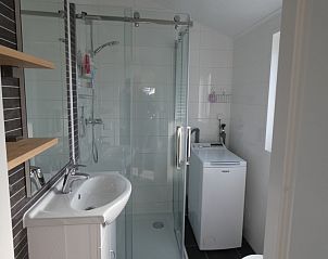 Moderne badkamer in 't Snitserleven Chalet, Midsland Noord, Terschelling.