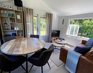 Gezellige woonkamer van Vakantiehuis Bengel in Midsland Noord, Terschelling met uitzicht op de tuin.