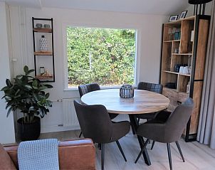 Eethoek in Vakantiehuis Bengel, Midsland Noord, Terschelling met tuinzicht en moderne inrichting.