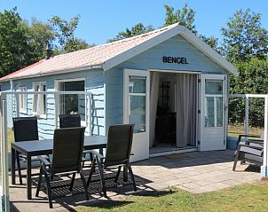 Vooraanzicht van Vakantiehuis Bengel in Midsland Noord, Terschelling met uitnodigend terras.