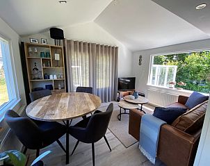 Binnenruimte van Vakantiehuis Bengel in Midsland Noord, Terschelling met open en lichte inrichting.