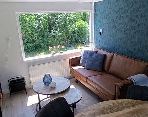 Knusse zithoek van Vakantiehuis Bengel in Midsland Noord, Terschelling met uitzicht op de natuur.