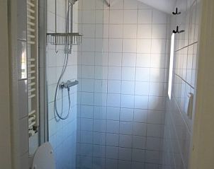 Moderne badkamer in Vakantiehuis Bengel, Midsland Noord, Terschelling met douche en toilet.