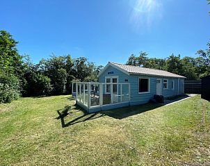 Achteraanzicht van Vakantiehuis Bengel in Midsland Noord, Terschelling met ruime tuin.