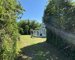Entree van Vakantiehuis Bengel in Midsland Noord, Terschelling omgeven door groene natuur.