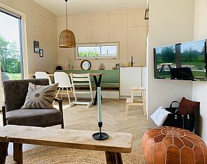 Stijlvolle woonkamer van vakantiehuis Kleine Walvis, Midsland Noord, Terschelling met comfortabele inrichting.