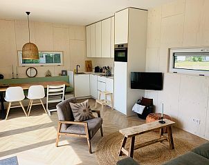 Open keuken en eetruimte in vakantiehuis Kleine Walvis, Midsland Noord, Terschelling met moderne faciliteiten.