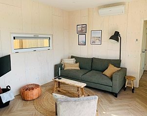 Gezellige zithoek in vakantiehuis Kleine Walvis, Midsland Noord, Terschelling met comfortabele bank.