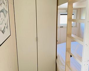 Moderne badkamer met grote spiegel in vakantiehuis Kleine Walvis, Midsland Noord, Terschelling.