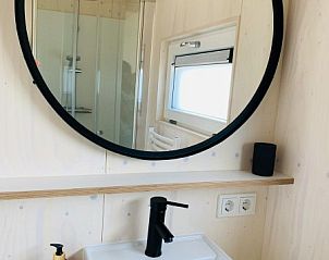 Buitenkant van vakantiehuis Kleine Walvis, Midsland Noord, Terschelling met ruime tuin.