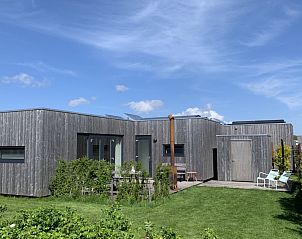 Terras met picknicktafel en uitzicht op natuur bij vakantiehuis Kleine Walvis, Midsland Noord, Terschelling.