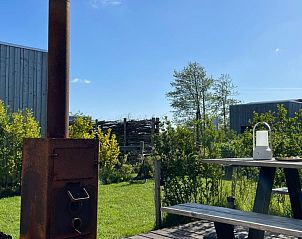 Pad door vakantiepark bij Kleine Walvis, Midsland Noord, Terschelling met omringende natuur.