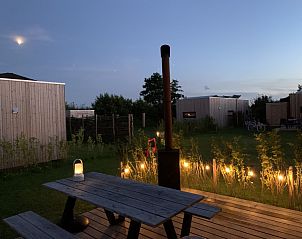 Zonnig wandelpad door vakantiepark bij Kleine Walvis, Midsland Noord, Terschelling.