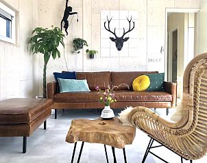 Stijlvolle woonkamer in Buitenhuis chalet, Midsland Noord, Terschelling met houten meubels.