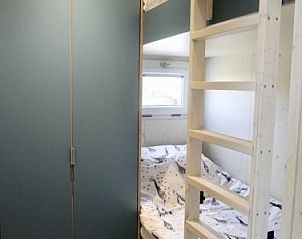 Slaapkamer met stapelbed in Buitenhuis chalet, Midsland Noord, Terschelling voor een comfortabel verblijf.