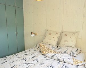 Hoofdslaapkamer in Buitenhuis chalet, Midsland Noord, Terschelling met comfortabel bed.