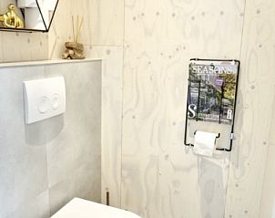 Moderne badkamer in Buitenhuis chalet, Midsland Noord, Terschelling met stijlvol sanitair.