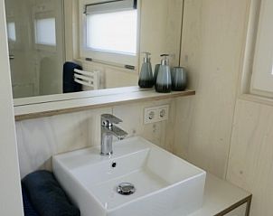 Eethoek in Buitenhuis chalet, Midsland Noord, Terschelling met moderne lampen en uitzicht.