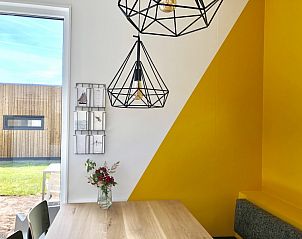 Strakke keuken in Buitenhuis chalet, Midsland Noord, Terschelling met witte kasten en kookplaat.