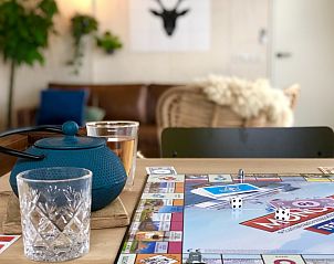 Terras van Buitenhuis chalet, Midsland Noord, Terschelling met eettafel en zonnige zitplek.