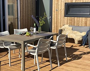 Zelfgemaakte pizza op terras van Buitenhuis chalet, Midsland Noord, Terschelling.