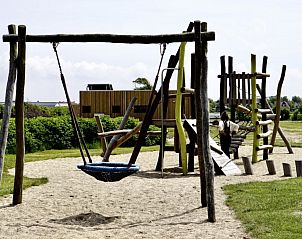 Lichte keuken en eetruimte in Buitenhuis chalet, Midsland Noord, Terschelling met stijlvolle inrichting.