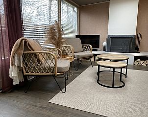 Gezellige zithoek in Vakantiehuis Belhamel, Midsland Noord, Terschelling met uitzicht op de natuur.