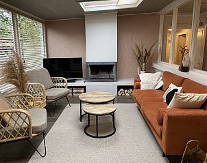 Comfortabele woonkamer van Vakantiehuis Belhamel in Midsland Noord, Terschelling met open haard.