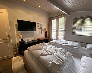 Slaapkamer met tweepersoonsbed in Vakantiehuis Belhamel, Midsland Noord, Terschelling.