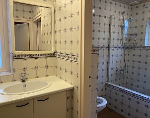 Badkamer met douche en wastafel in Vakantiehuis Belhamel, Midsland Noord, Terschelling.