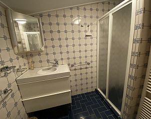 Tweede badkamer met douche in Vakantiehuis Belhamel, Midsland Noord, Terschelling.