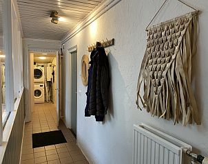 Hal met wasmachine en droger in Vakantiehuis Belhamel, Midsland Noord, Terschelling.