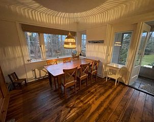 Eetkamer met houten vloer in Duinhuis vakantiehuis, Midsland Noord, Terschelling.