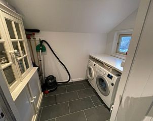 Wasruimte met apparatuur in Duinhuis vakantiehuis, Midsland Noord, Terschelling.