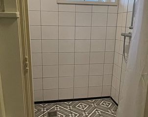 Stijlvolle badkamer van Duinhuis vakantiehuis op Terschelling.