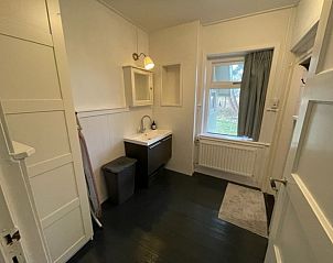 Functionele badkamer in Duinhuis vakantiewoning, Midsland Noord, Terschelling.