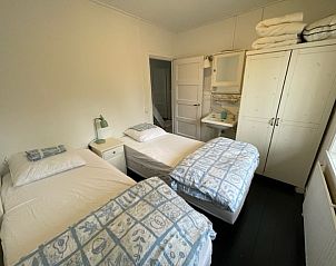 Lichte slaapkamer met tweepersoonsbed in Duinhuis, Midsland Noord, Terschelling.