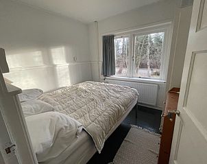 Knusse slaapkamer met tweepersoonsbed in Duinhuis, Terschelling.