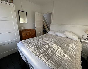 Zolderkamer met twee bedden in Duinhuis vakantiehuis, Midsland Noord, Terschelling.