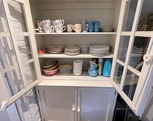 Decoratief beeldje op vensterbank in Duinhuis vakantiehuis op Terschelling.