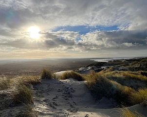 Vuurtoren in de nacht nabij Duinhuis vakantiehuis op Terschelling.