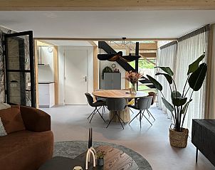 Eetruimte in Vakantiehuis Schavuit, Midsland Noord, Terschelling, met stijlvolle inrichting en veel licht.