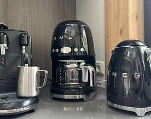 Keukenapparatuur in Vakantiehuis Schavuit, Midsland Noord, Terschelling, met stijlvolle Smeg-apparaten.